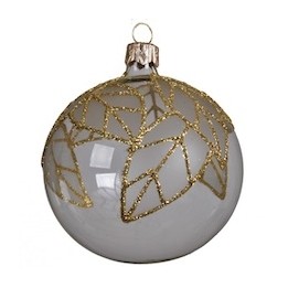 Boule de Noël blanche ornée de motifs dorés scintillants. Élégance festive.