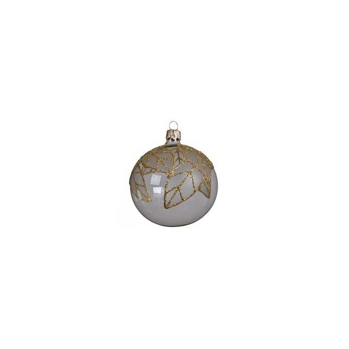 Boule de Noël blanche ornée de motifs dorés scintillants. Élégance festive.