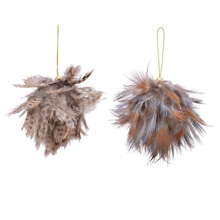 Boules décoratives en plumes, mêlant gris, brun et touches cuivrées, suspendues par un fil doré.