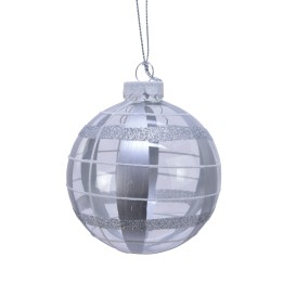 Boule de Noël argentée, brillante, avec des bandes réfléchissantes et une finition scintillante.