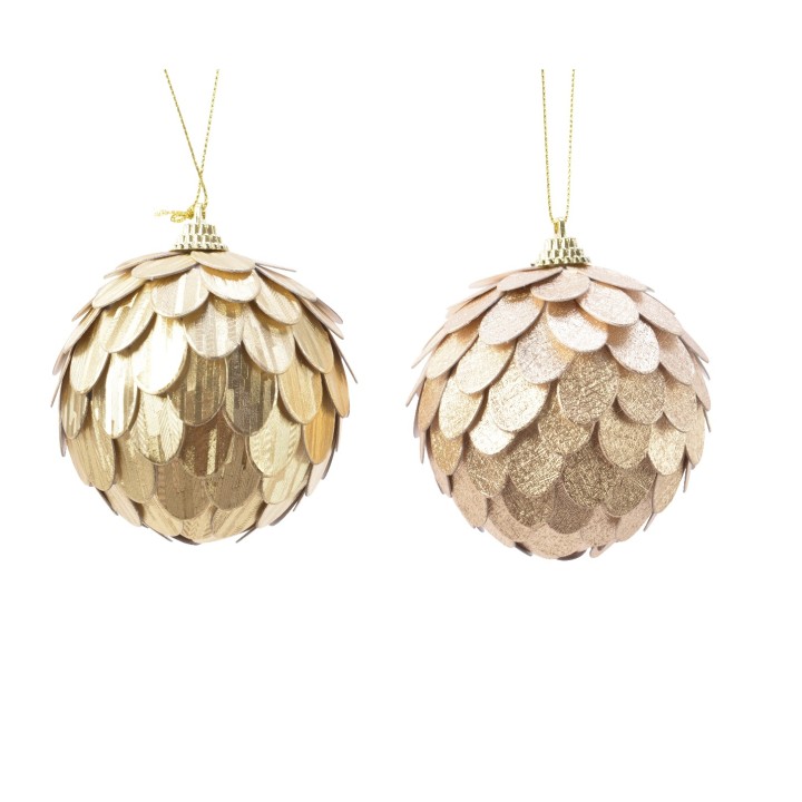 Boules décoratives dorées, couvertes d'écailles brillantes, suspendues par un fil doré.