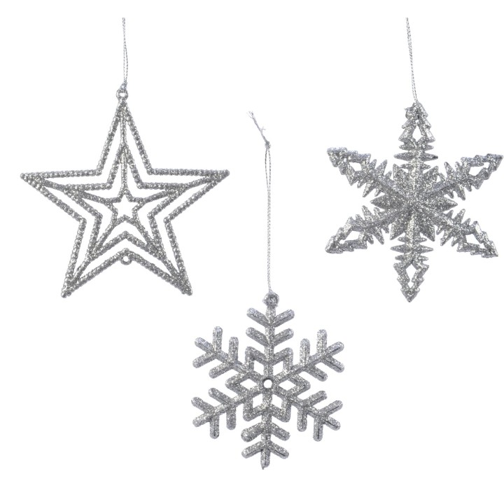Étoiles et flocons argentés scintillants suspendus, évoquant la magie hivernale.
