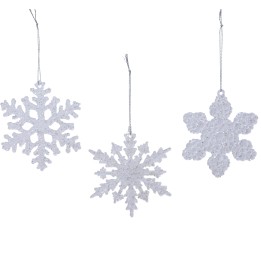 Flocons de neige scintillants en blanc, décoratifs et variés, suspendus par des fils fins.
