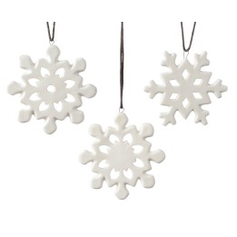 Trois flocons de neige blancs en céramique, suspendus par un fil sombre.