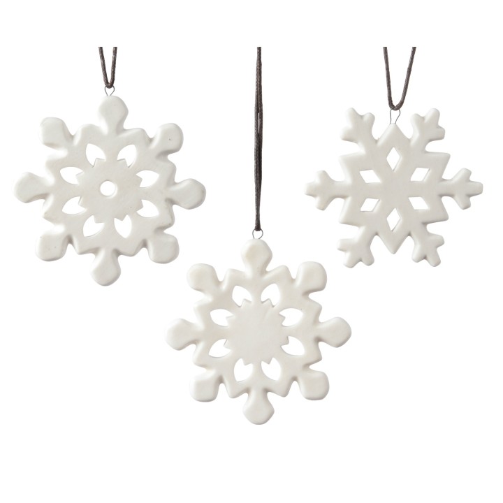 Trois flocons de neige blancs en céramique, suspendus par un fil sombre.