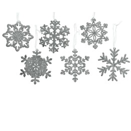 Flocons de neige argentés scintillants, suspendus par des fils fins, sur fond blanc.