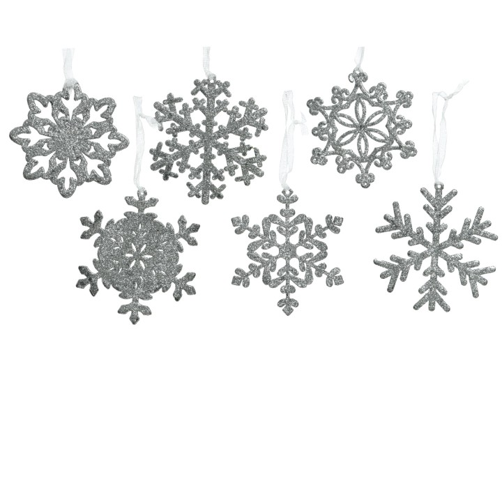 Flocons de neige argentés scintillants, suspendus par des fils fins, sur fond blanc.