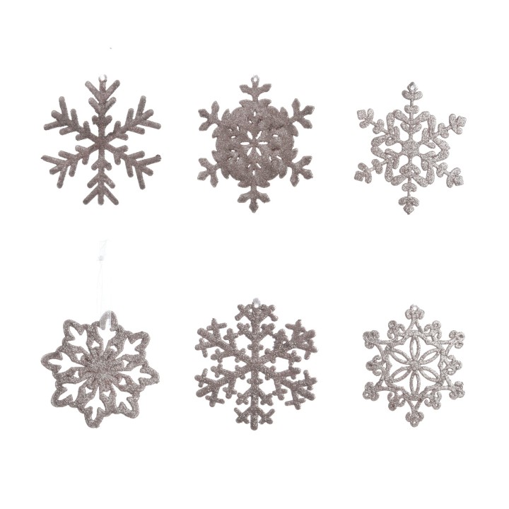 Flocons de neige en argent, variés, aux motifs délicats et aux détails raffinés.