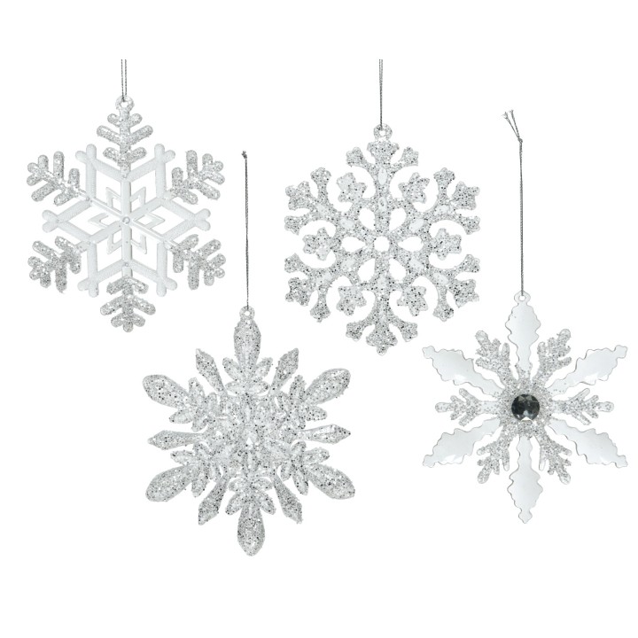 Quatre flocons de neige scintillants en argent, variés en motifs et textures délicates.