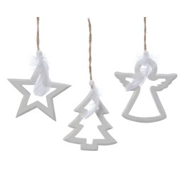 Ornements blancs en forme d'étoile, sapin et ange, suspendus sur une corde naturelle.