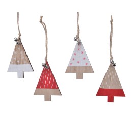 Quatre ornements en bois en forme de sapin, décorés de motifs festifs et suspendus par une corde.