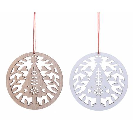 Décorations de Noël en bois et en blanc, motifs d'arbre stylisés et détails délicats.
