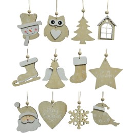 Décorations de Noël en bois, aux formes variées et couleurs douces, esprit festif chaleureux.