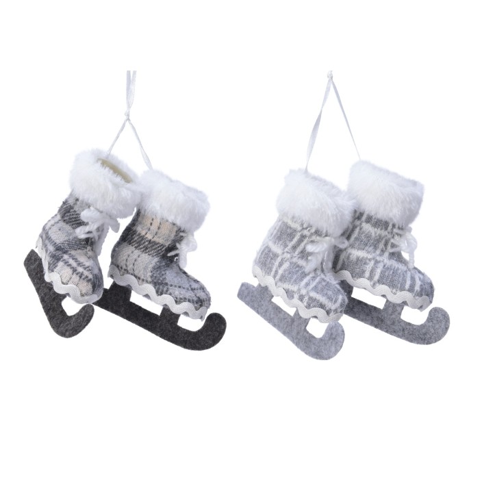 Patins à glace en feutre gris avec fourrure blanche, suspendus par un fil.