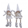 Deux poupées en tissu, blanches avec des chapeaux pointus et des écharpes rayées.