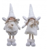 Deux poupées en tissu blanc, chapeaux pointus, ailes, et écharpes, évoquant la magie hivernale.