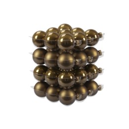 Boules de Noël dorées, brillantes, empilées avec soin, créant une atmosphère festive.