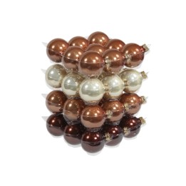 Boules de Noël brillantes en ton cuivre, argent et or, disposées en pyramide.