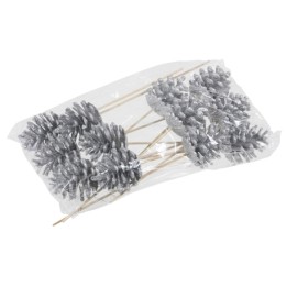 Brins de pin gris argenté, emballés dans un sachet transparent.