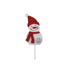 Bonhomme de neige en bois, chapeau rouge, écharpe, sourire accueillant.