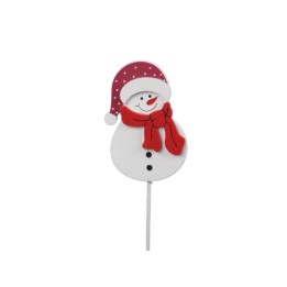 Bonhomme de neige souriant en bois avec chapeau rouge et écharpe, décoratif et festif.