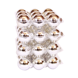 Boules argentées brillantes disposées en grille, créant un effet miroir.
