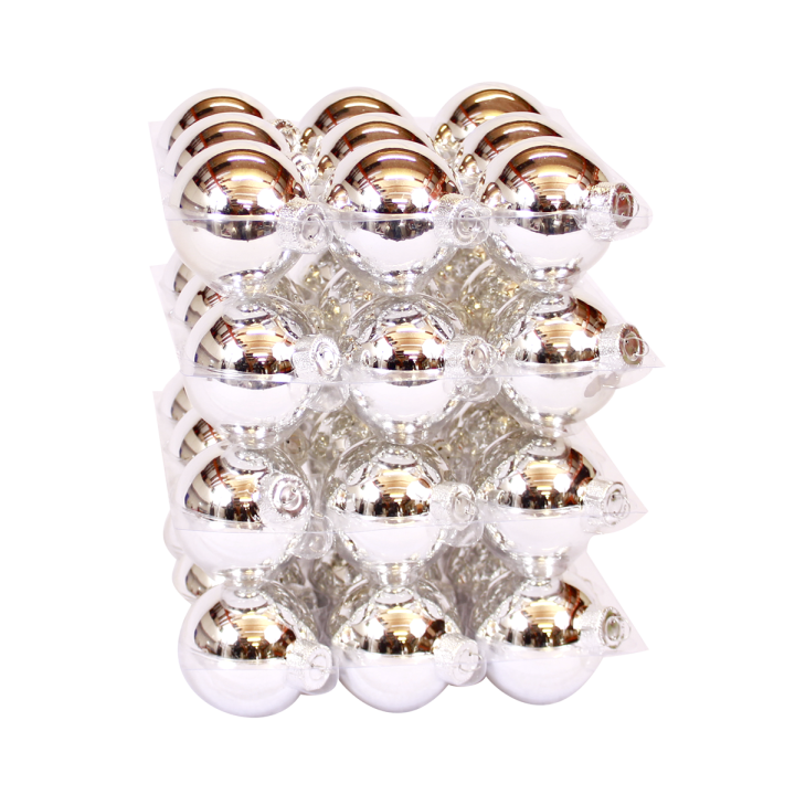 Boules argentées brillantes disposées en grille, créant un effet miroir.