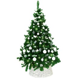 Sapin vert garni de décorations blanches et de lumières, reposant dans un panier tressé.