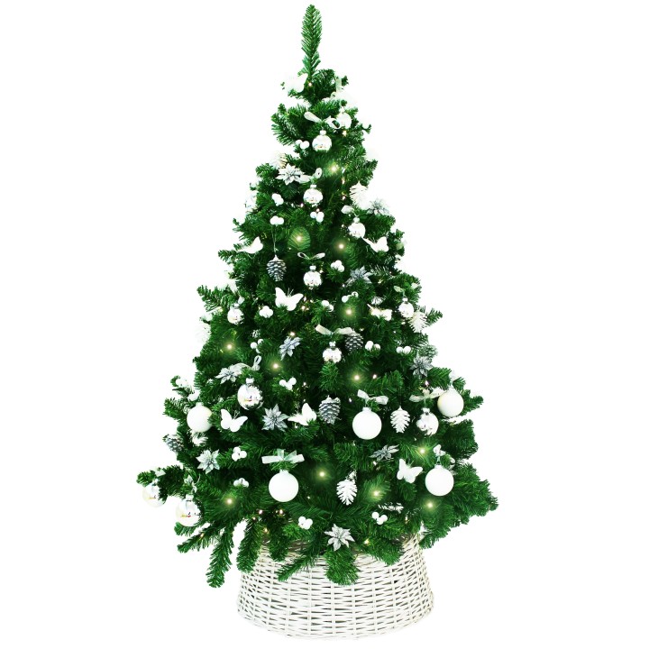 Sapin vert garni de décorations blanches et de lumières, reposant dans un panier tressé.