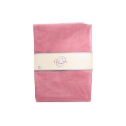 Tissu doux en velours rose, plié et présenté avec un élégant étiquetage.