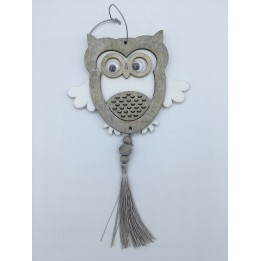Hibou en bois clair avec yeux mobiles, ailes blanches et pompon en fil.