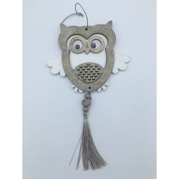 Hibou en bois clair avec yeux mobiles, ailes blanches et pompon en fil.