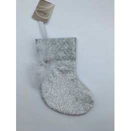 Chaussette scintillante argentée, décorée de plumes blanches et de paillettes brillantes.