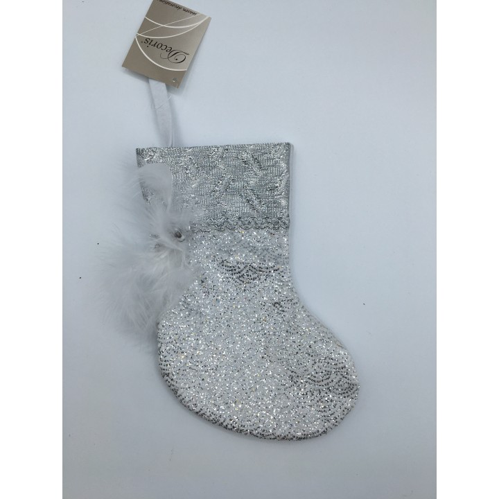 Chaussette scintillante argentée, décorée de plumes blanches et de paillettes brillantes.