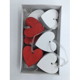 Cœurs en bois rouge et blanc, délicatement disposés dans une boîte rectangulaire.