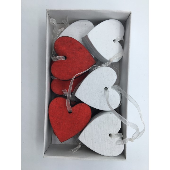 Cœurs en bois rouge et blanc, délicatement disposés dans une boîte rectangulaire.