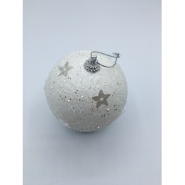 Boule décorative blanche scintillante ornée d'étoiles argentées et d'une attache métallique.