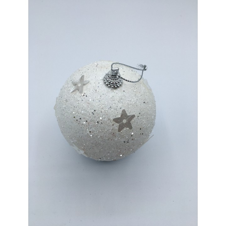 Boule décorative blanche scintillante ornée d'étoiles argentées et d'une attache métallique.