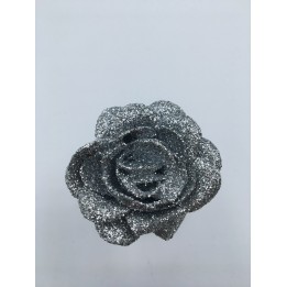 Roses scintillante argentée, pétales en relief, brillance étincelante sur fond clair.