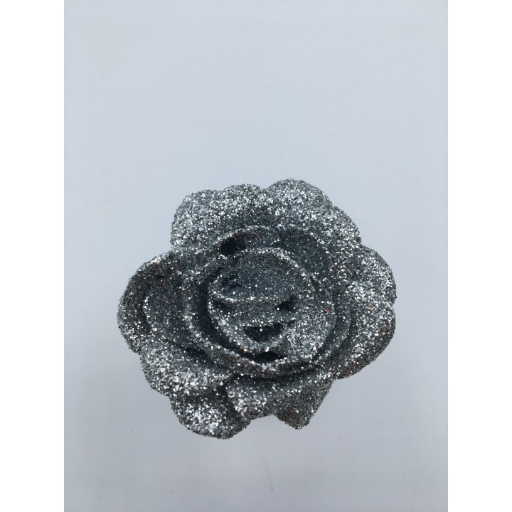 Roses scintillante argentée, pétales en relief, brillance étincelante sur fond clair.