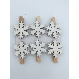 Pince à linge en bois ornée de flocons de neige blancs, style festif et naturel.
