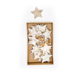 Étoiles en bois clair disposées dans une boîte en carton, sur fond blanc.