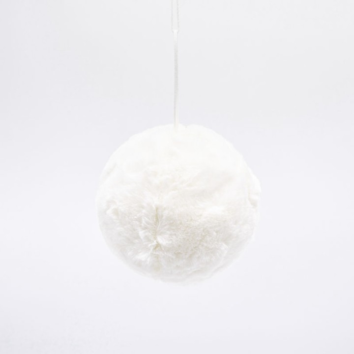 Boules blanches en peluche suspendues, douces et rondes, sur fond clair.
