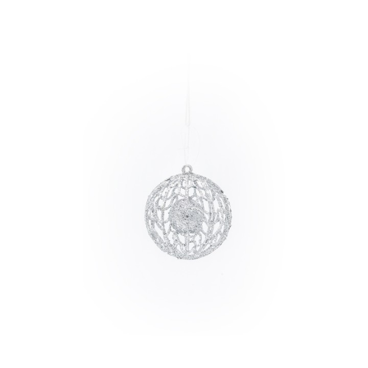 Boule décorative en fil métallique argenté, ajourée, suspendue sur fond blanc.