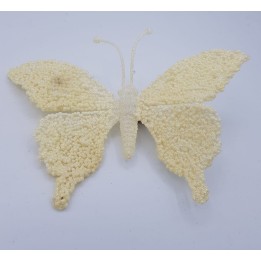 Papillon délicat en matériaux texturés, teinté de blanc crémeux.