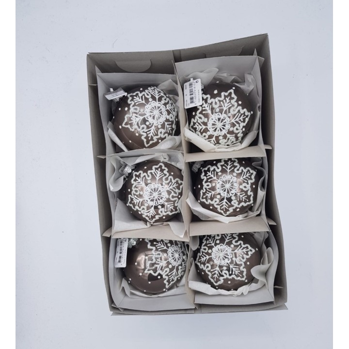 Boules décoratives chocolatées, ornées de flocons de neige blancs, dans une boîte élégante.