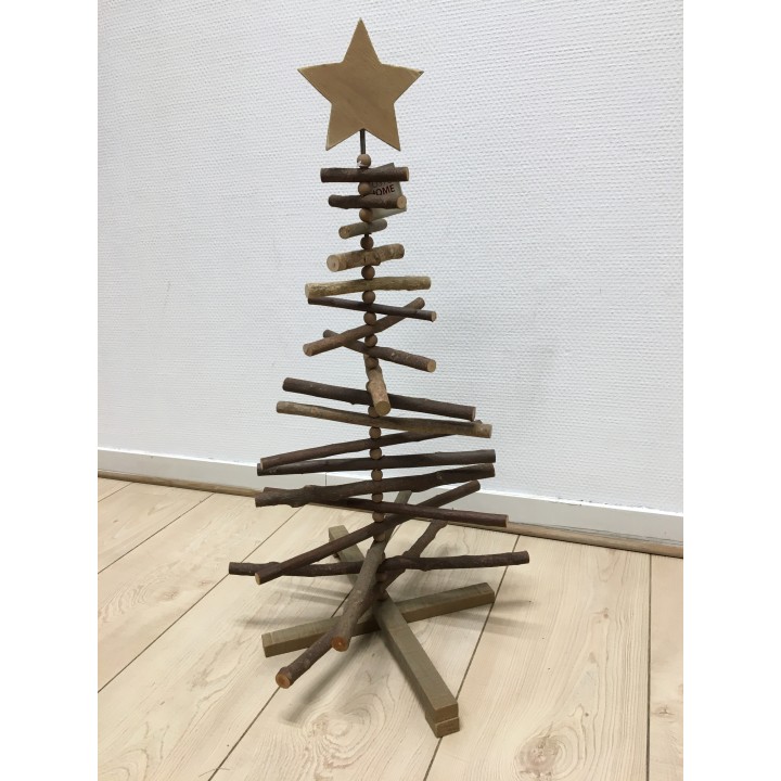 Arbre de Noël en branches de bois, étoile dorée, style rustique et naturel.