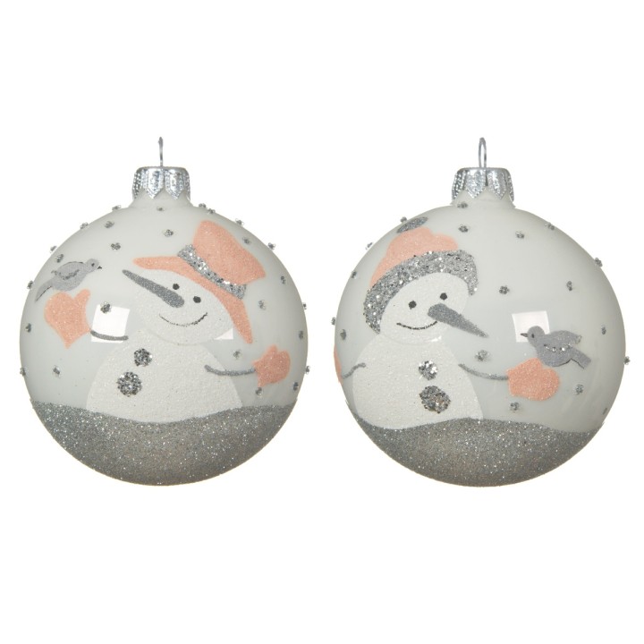 Boules de Noël blanches ornées de bonhommes de neige et de paillettes argentées.