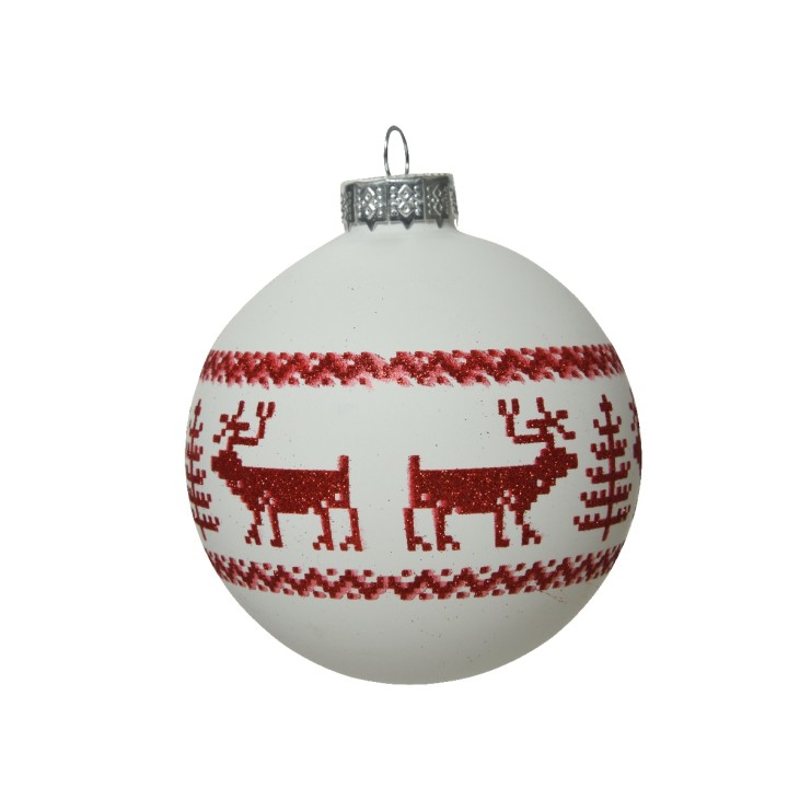 Boule de Noël blanche ornée de rennes rouges et motifs géométriques. Éclat festif.