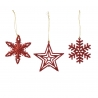 Trois décorations de Noël rouges en forme d'étoiles et de flocon, brillantes et festives. Trois décorations de Noël rouges en forme d'étoiles et de flocon, brillantes et festives.